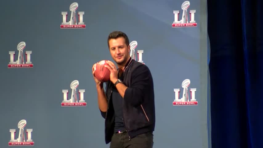 Luke Bryan prepares to sing national anthem at SBLI_29275732