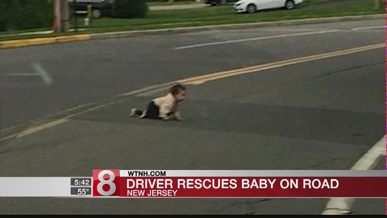 Driver_finds_baby_crawling_across_busy_r_0_20180925120234