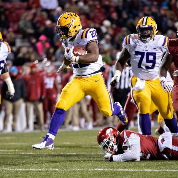 775235248WH016_LSU_v_Arkansas.JPG_1541970198126