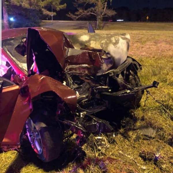 man rushes to save victims in burning car-842162548-842162548