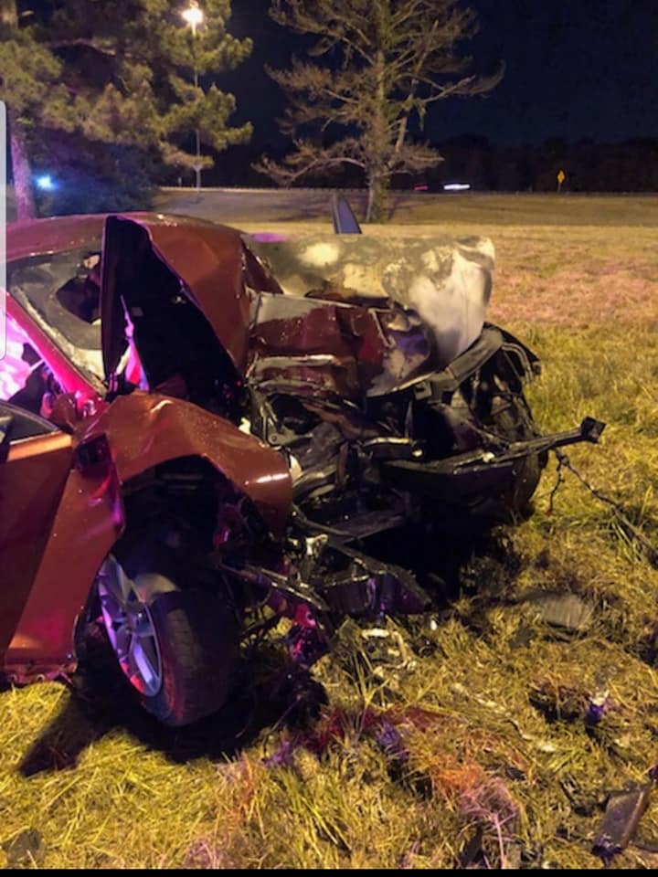 man rushes to save victims in burning car-842162548-842162548