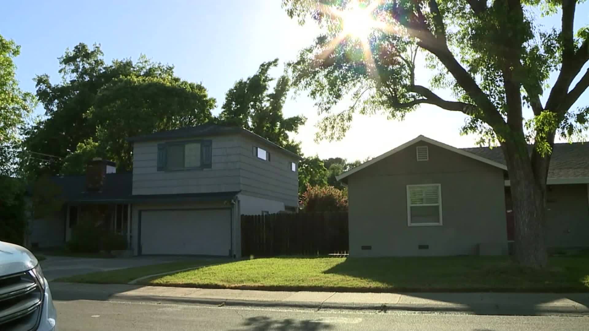 Child_steals_packages_from_front_porch_3_20190513182540-846653543