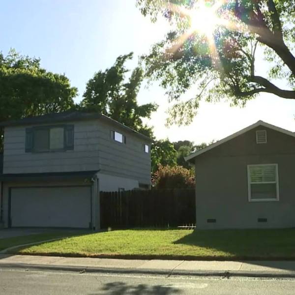 Child_steals_packages_from_front_porch_3_20190513182540-846653543