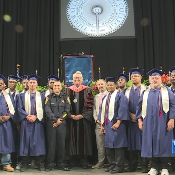 Norfolk_inmates_trade_in_jumpsuit_for_ca_0_20190514045735-873703993