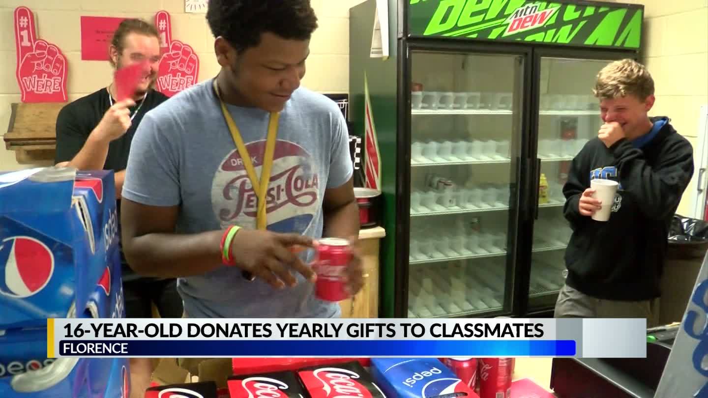 Student_gives_nearly_800_gifts_to_his_en_6_20190515222156-842162548