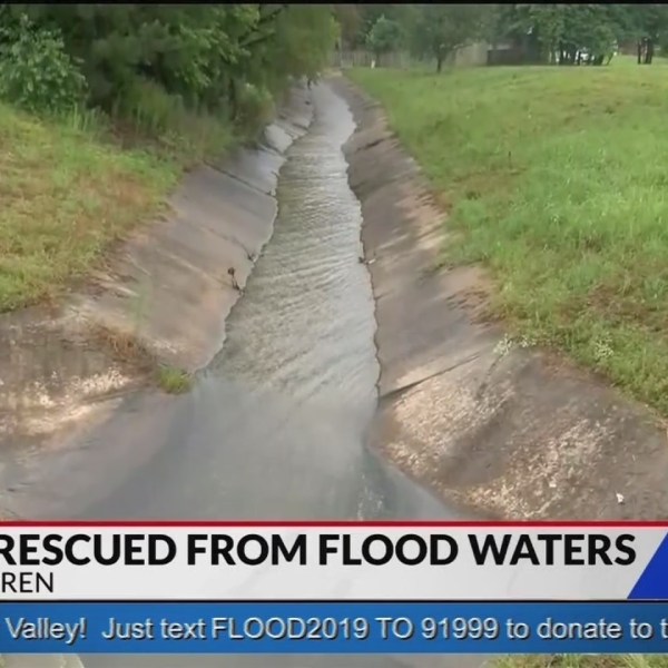 Child_rescued_after_being_swept_into_a_d_0_20190606030343-60106293