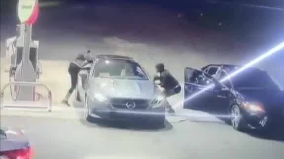 VIDEO__Woman_jumps_through_car_window_to_3_20190613022635-873703987